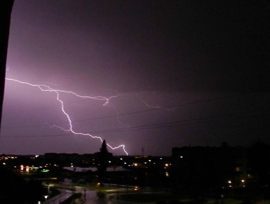 Pozalewane piwnice i drogi. Skutki nocnej burzy w Kaliszu  i regionie ZDJĘCIA