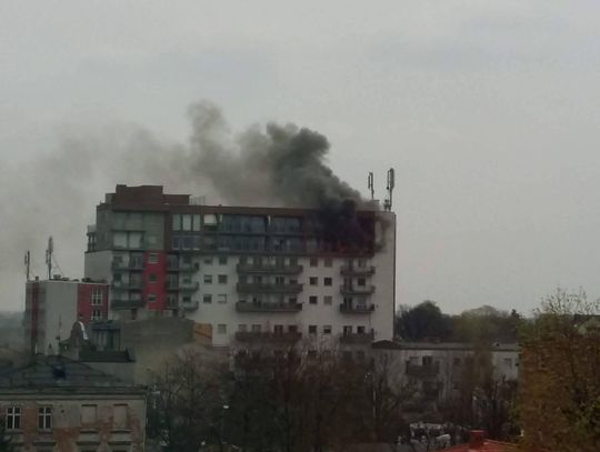 Pożar apartamentowca w Kaliszu - ludzie uwięzieni na balkonach ZDJĘCIA