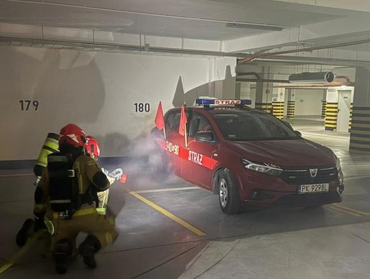 Pożar auta elektrycznego w podziemnym garażu. Strażacy ćwiczyli trudny scenariusz Pożar auta elektrycznego w podziemnym garażu. Strażacy ćwiczyli trudny scenariusz