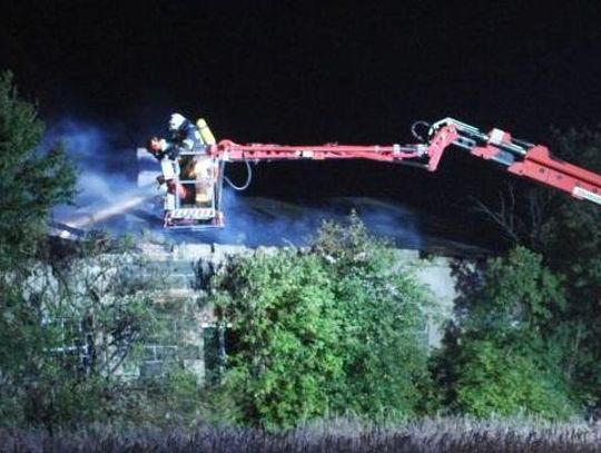 Pożar budynku przy ul. Piaszczystej. W akcji 10 zastępów straży