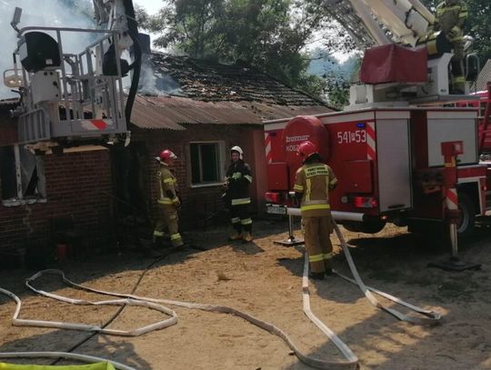 Pożar domu jednorodzinnego. Zniszczona część dachu i duże straty