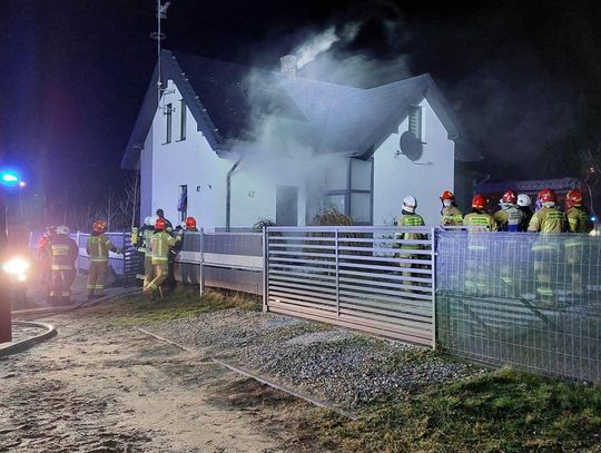 Pożar domu w Dzierzbinie. Dwie osoby uwięzione na balkonie ZDJĘCIA