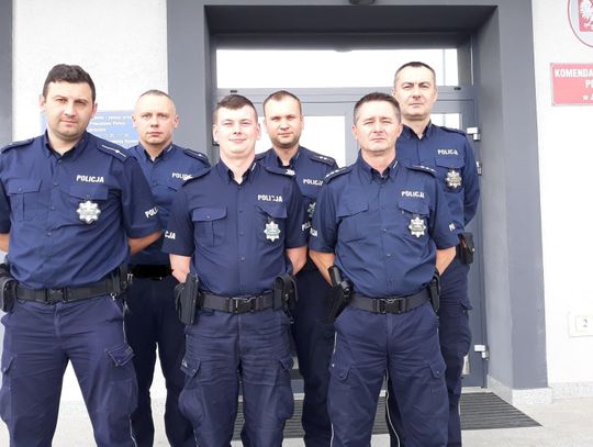 Pożar domu w Jarocinie. Policjanci po służbie ratowali uwięzioną w budynku rodzinę z dziećmi i psa