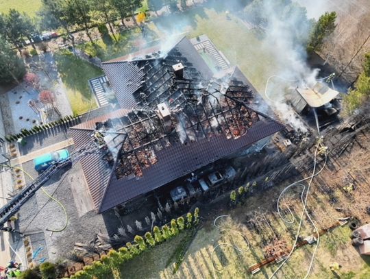 Pożar DOMU w Pruszkowie. Ogień strawił dach ZDJĘCIA Pożar DOMU w Pruszkowie. Ogień strawił dach ZDJĘCIA