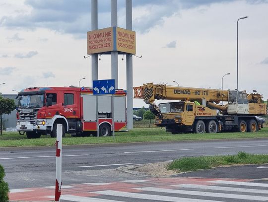 Pożar dźwigu przy Castoramie. Zapaliła się komora silnika