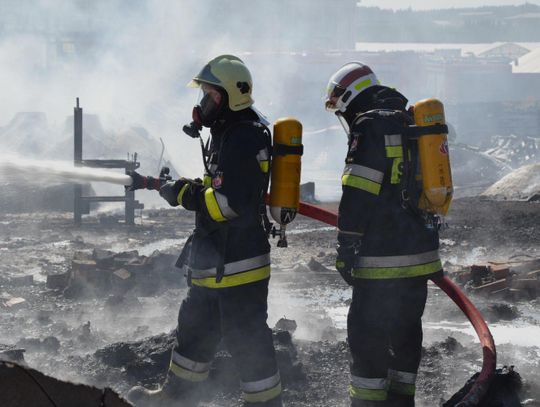 Pożar na składowisku palet i donic. Toksyczny dym nad okolicą i ogromne straty ZDJĘCIA