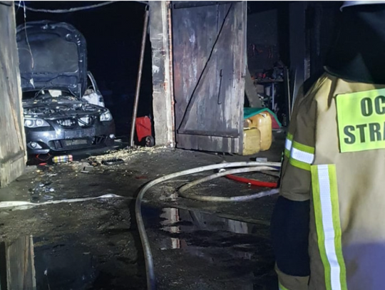 Pożar osobowego BMW. Samochód zapalił się w garażu