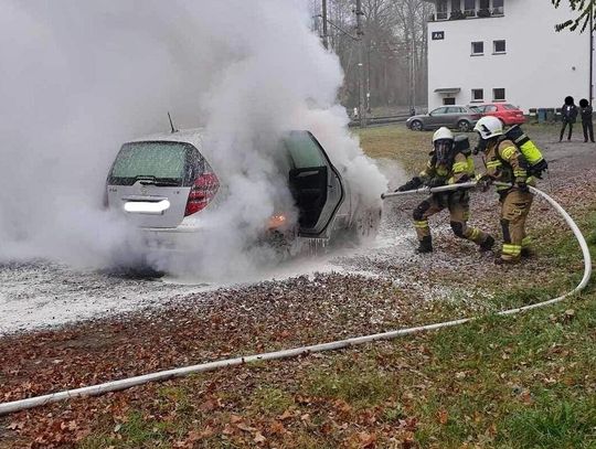 Pożar przy przejeździe kolejowym. Auto spalone