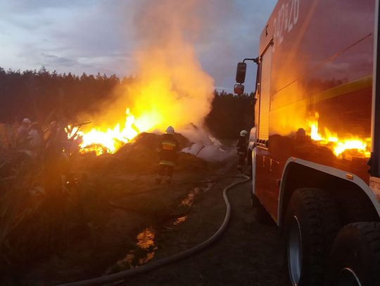 Pożar stogów w gminie Brzeziny. W akcji około 40 strażaków ZDJĘCIA