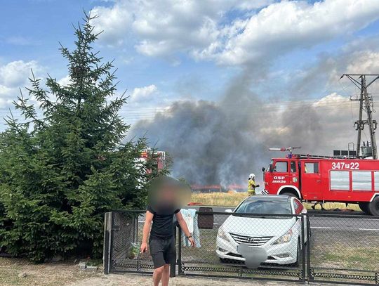 Pożar w Jankowie Drugim. Pali się budynek i pole ZDJĘCIA