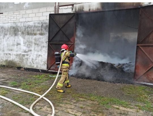 Pożar w hali produkcyjnej przy Częstochowskiej. 80 osób ewakuwanych