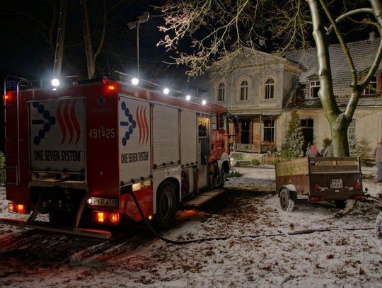 Pożar zabytkowego pałacu w Starymgrodzie ZDJĘCIA