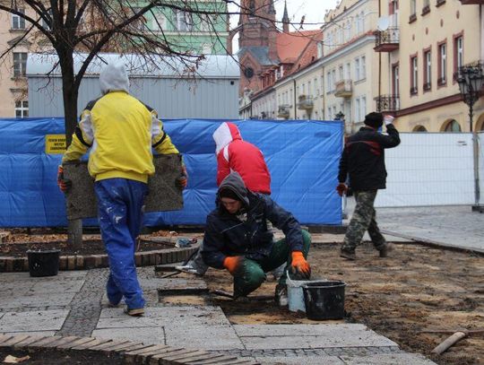 Prace archeologiczne na rynku ruszyły. Stara kostka jednak tu wróci