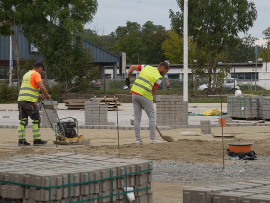 Prace idą ekspresowo. Już tam wykładają kostkę