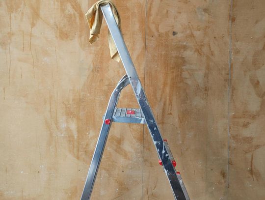 Prace na wysokości bez ryzyka? Dlaczego drabina to najgorszy możliwy wybór