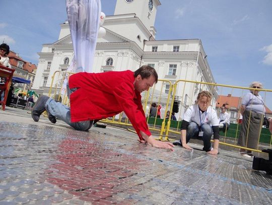 Prawie 14 tysięcy złotówek na ulicy