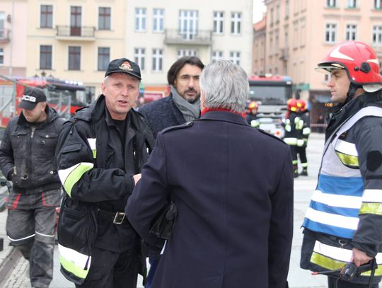 Prawie 400 osób ewakuowanych, kilkudziesięciu funkcjonariuszy w akcji. Alarm bombowy był fałszywy ZDJĘCIA