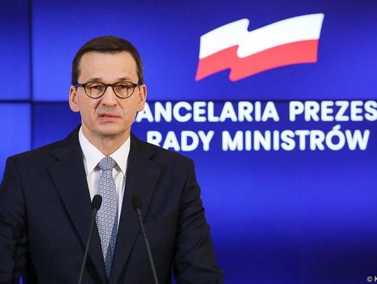 Premier: przedłużamy obostrzenia, przekładamy egzaminy. Obowiązek noszenia maseczek w przestrzeni publicznej