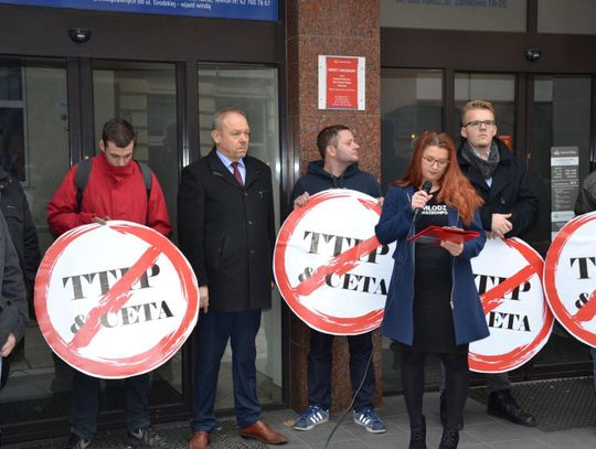 Protest przed biurem PiS w Kaliszu przeciwko CETA ZDJĘCIA