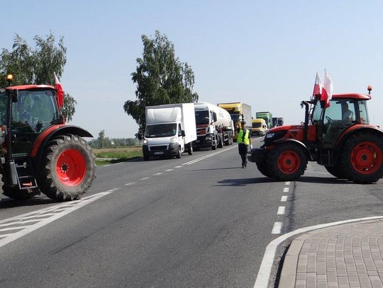 Protest rolników na trasie Kalisz – Ostrów. Na drogę wyjechało prawie 50 ciągników ZDJĘCIA