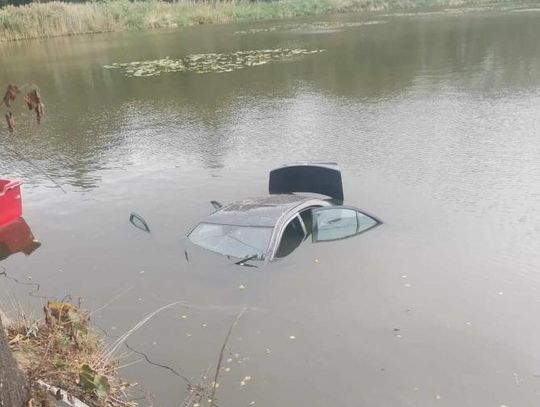 Przebił barierki i wpadł do stawu. Gdzie jest kierowca?