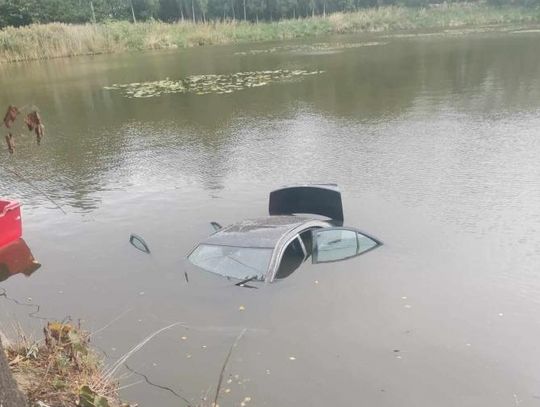 Przebił barierki, wpadł do stawu autem i uciekł. Policja zatrzymała młodego mężczyznę