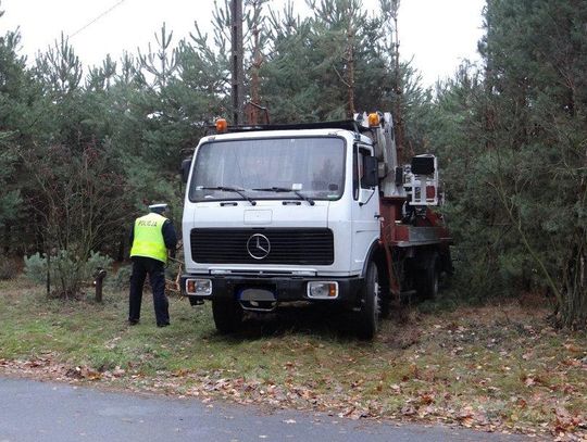 Przejechała po nim ciężarówka. Lekarze walczą o życie mężczyzny ZDJĘCIA