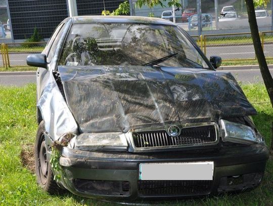 Przekoziołkował w powietrzu i wylądował na skarpie ZDJĘCIA