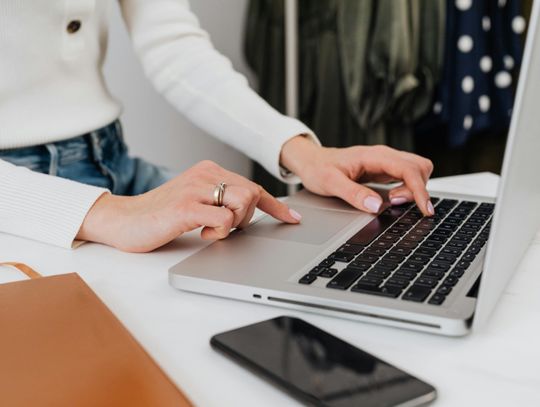 Przelewy natychmiastowe w weekend – jak działają i które banki oferują naprawdę szybkie opcje