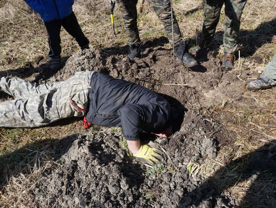 Przeszukują teren obozu legionistów w Szczypiornie ZDJĘCIA