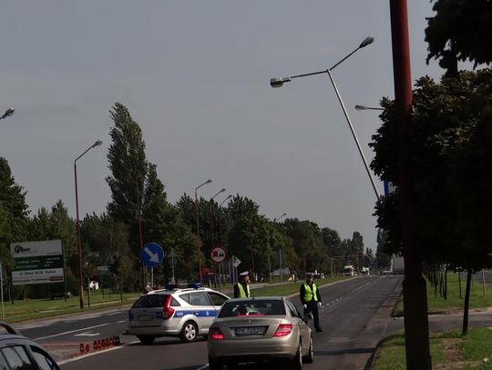 Przewraca się latarnia. Ruch na al. Wojska Polskiego utrudniony