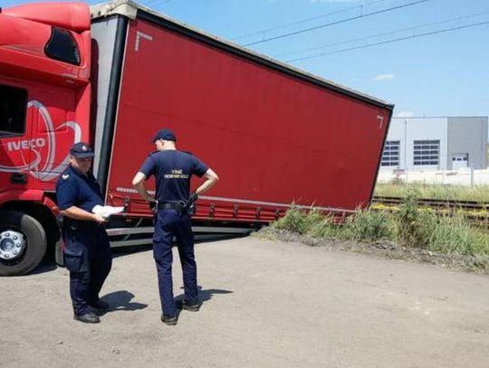 Przez nawigację samochodową zakończył jazdę w rowie i wstrzymał ruch pociągów ZDJĘCIA