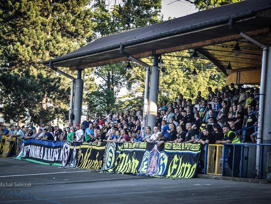 Przyjaźń na trybunach, walka na boisku. KKS gra z liderem