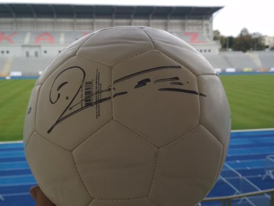 Przyjdź na mecz i wylicytuj piłkę z autografem Roberta Lewandowskiego