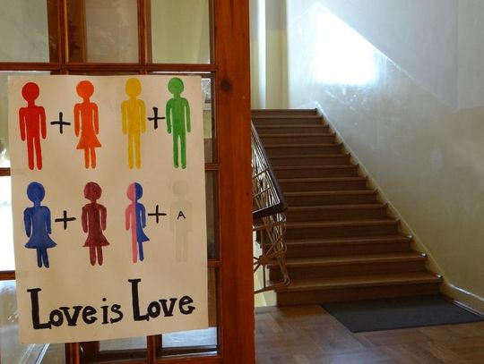 Publikuje sceny gejowskiego seksu, ale uspokaja: homoseksualizm nie jest zaraźliwy