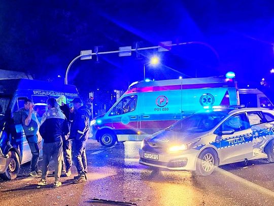 Radiowóz rozbity. Ranni policjanci Radiowóz rozbity. Ranni policjanci