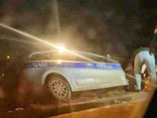 Radiowóz wjechał do rowu. "Cały czas trwają czynności" Radiowóz wjechał do rowu. "Cały czas trwają czynności"