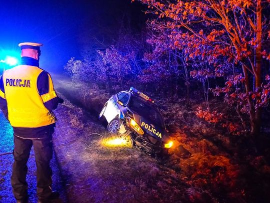 Radiowóz z Jarocina wpadł do rowu. Ranni policjanci ZDJĘCIA