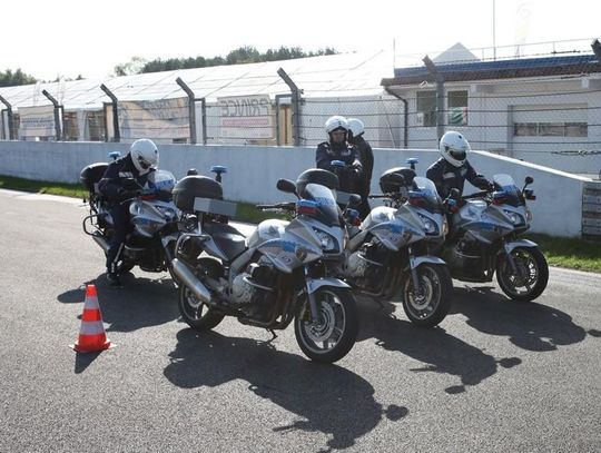 Rajdowy mistrz uczy jeździć kaliskich policjantów ZDJĘCIA