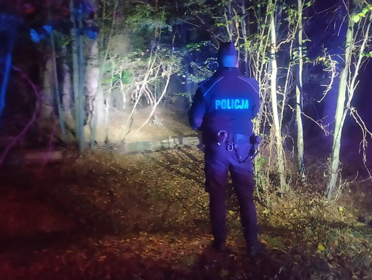 Ranna kobieta na skraju lasu. Kobieta z obrażeniami błagała o pomoc