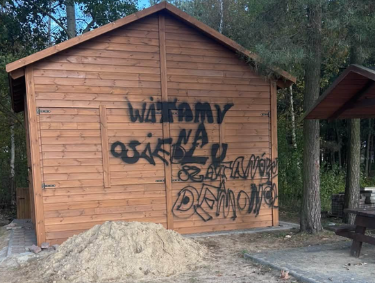 Ręce opadają! Miejsce wypoczynku zamienili w ścianę pełną bazgrołów