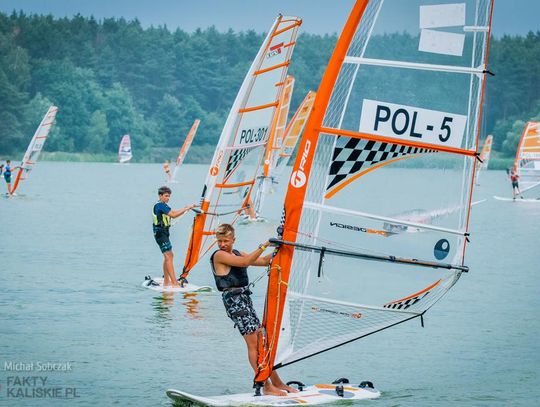 Rekordowe regaty. Szałe opanowane przez windsurferów ZDJĘCIA