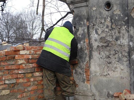 Remontują cmentarny mur. Charytatywnie ZDJĘCIA