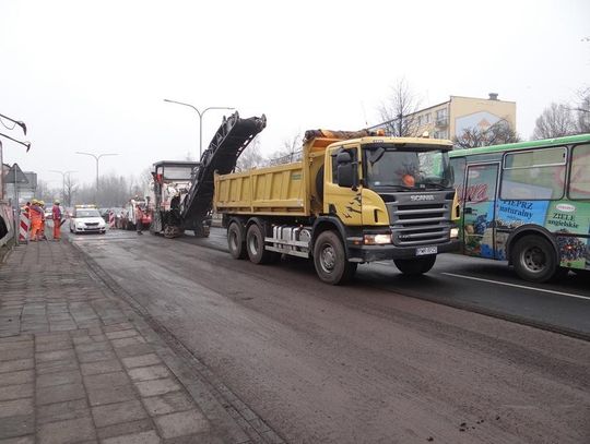 Remontują skrzyżowanie, bo jest o centymetr za mało asfaltu  ZDJĘCIA