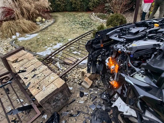 Renault uderzyło w ogrodzenie. Kobietę zabrano do szpitala