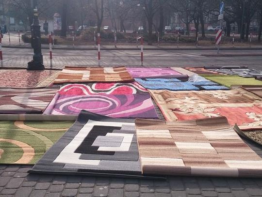 Rewitalizacja niepotrzebna. Rynek zakryć dywanami ZDJĘCIA