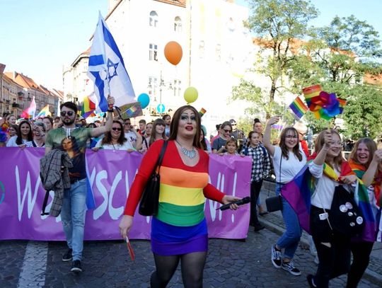 Rok temu tłumny pochód, teraz spotkanie na Głównym Rynku „Tęczowy Kalisz” WIDEO