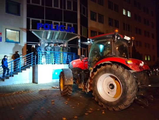 Rolnicy pod Komendą Policji: "Chcą nas zastraszyć. Nie odpuścimy!"