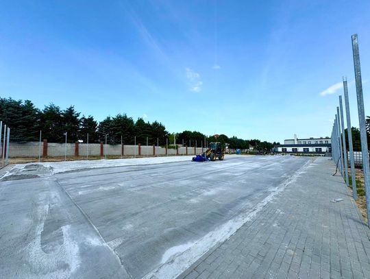 Rośnie nowe boisko na Dobrzecu. Uczniowie zagrają tu jeszcze w tym roku