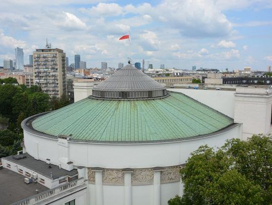 Roszady na Wiejskiej. Jednym przybyło, innym ubyło